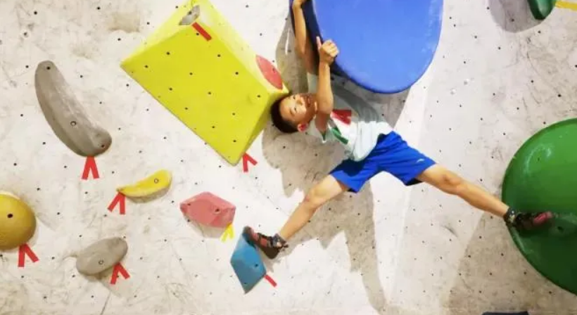 烁石攀岩入驻月博商业，让娃尽情飞檐走壁，刺激