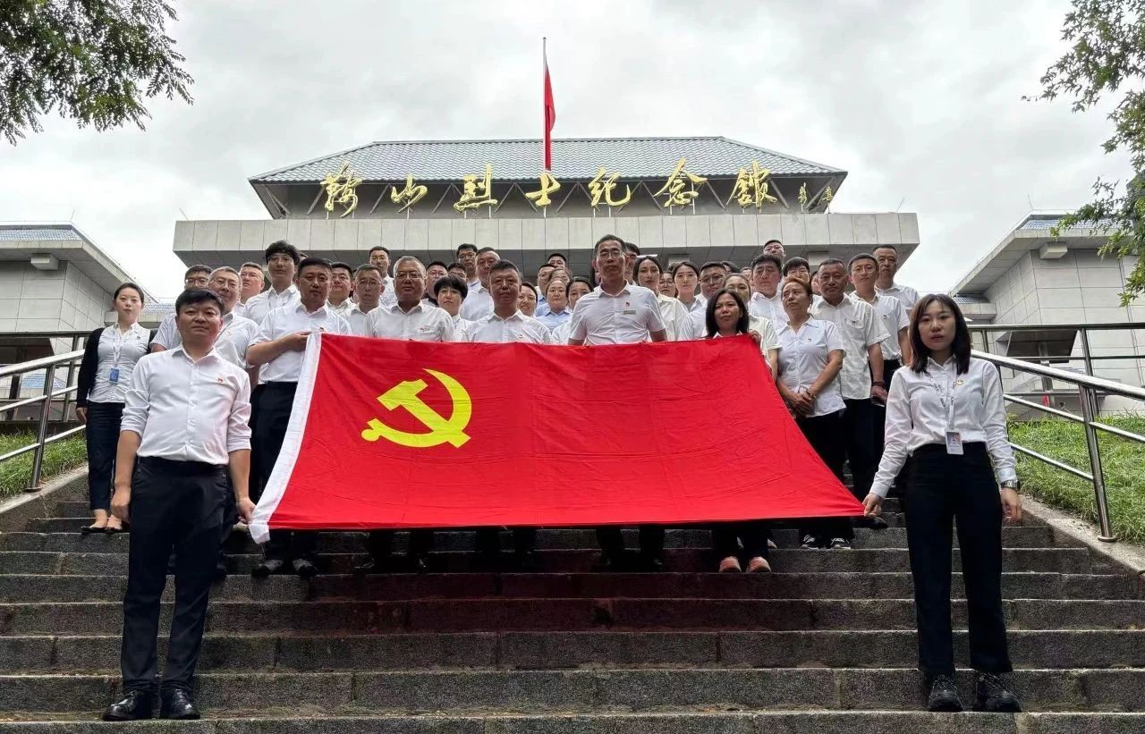 月博集团、公服集团开展“忆初心、强党性、转作风、建新功”庆“七·一”主题党日活动